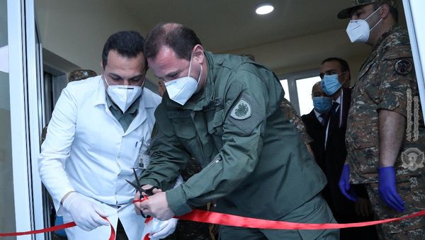 Министр обороны Давид Тоноян посетил центральный клинический военный госпиталь (25 мая 2020). Еревaн - Sputnik Արմենիա
