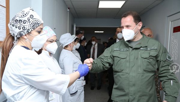 Министр обороны Давид Тоноян посетил центральный клинический военный госпиталь (25 мая 2020). Еревaн Министр обороны Давид Тоноян посетил центральный клинический военный госпиталь (25 мая 2020). Еревaн - Sputnik Արմենիա