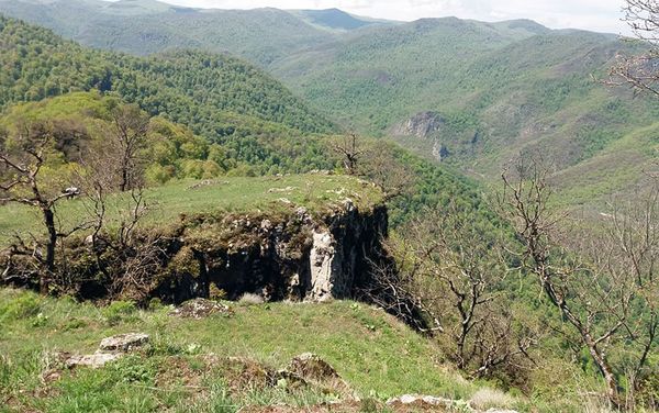 Скала Камень Кузана близ села Чинчин, Тавуш Скала Камень Кузана близ села Чинчин, Тавуш - Sputnik Армения
