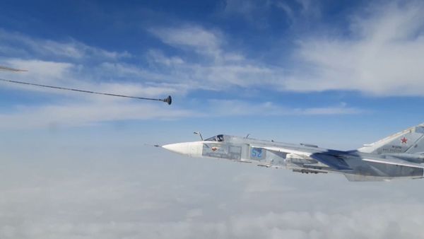 Экипажи фронтовых бомбардировщиков Су-24М отработали дозаправку в воздухе - Sputnik Армения