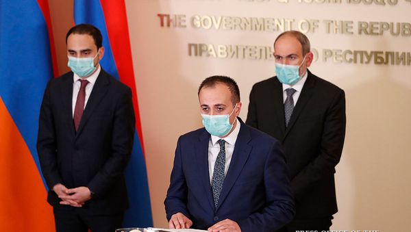 Министр здравоохранения Арсен Торосян во время брифинга премьер-министра Армении (26 мая 2020). Еревaн - Sputnik Արմենիա