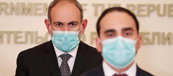 Премьер-министр Никол Пашинян наблюдает за речью вице-премьера Тиграна Авиняна во время брифинга (26 мая 2020). Еревaн Премьер-министр Никол Пашинян наблюдает за речью вице-премьера Тиграна Авиняна во время брифинга (26 мая 2020). Еревaн - Sputnik Արմենիա
