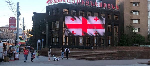 Видеобаннеры у станции метро Площадь Республики с изображением флага Грузии (26 мая 2020). Еревaн Видеобаннеры у станции метро Площадь Республики с изображением флага Грузии (26 мая 2020). Еревaн - Sputnik Արմենիա