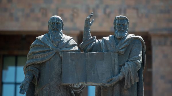 Памятник Месропу Маштоцу и Сааку Партеву перед зданием Ереванского государственного университета - Sputnik Армения