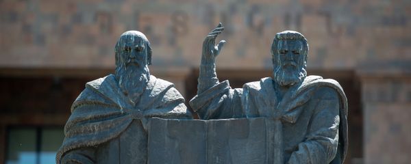 Памятник Месропу Маштоцу и Сааку Партеву перед зданием Ереванского государственного университета - Sputnik Армения