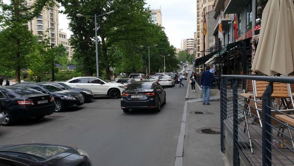 Участок сквера, прилегаэщий к тоннелю, ведущему в Разданское ущелье Участок сквера, прилегаэщий к тоннелю, ведущему в Разданское ущелье - Sputnik Армения