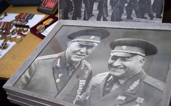 Герой СССР Ашот Казарьян и маршал Баграмян Герой СССР Ашот Казарьян и маршал Баграмян - Sputnik Армения