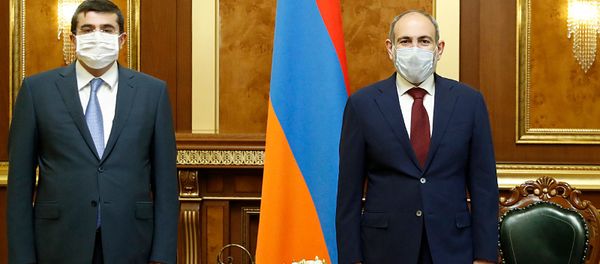 Встреча премьер-министра Армении Никола Пашиняна и президента Карабаха Араика Арутюняна (28 мая 2020). Еревaн Встреча премьер-министра Армении Никола Пашиняна и президента Карабаха Араика Арутюняна (28 мая 2020). Еревaн - Sputnik Армения