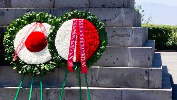 Венок от имени Роберта Кочаряна в мемориальном комплексе Сардарапат (28 мая 2020). Армавир Венок от имени Роберта Кочаряна в мемориальном комплексе Сардарапат (28 мая 2020). Армавир - Sputnik Արմենիա