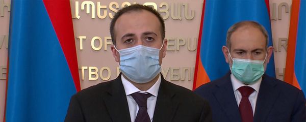 Стоп-кадр прямого эфира брифинга с участием премьер-министра Никола Пашиняна, начальника полиции Армана Саркисяна и министра здравоохранения Арсена Торосяна (28 мая 2020). Еревaн - Sputnik Արմենիա