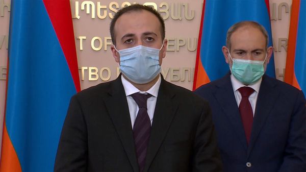 Стоп-кадр прямого эфира брифинга с участием премьер-министра Никола Пашиняна, начальника полиции Армана Саркисяна и министра здравоохранения Арсена Торосяна (28 мая 2020). Еревaн - Sputnik Արմենիա