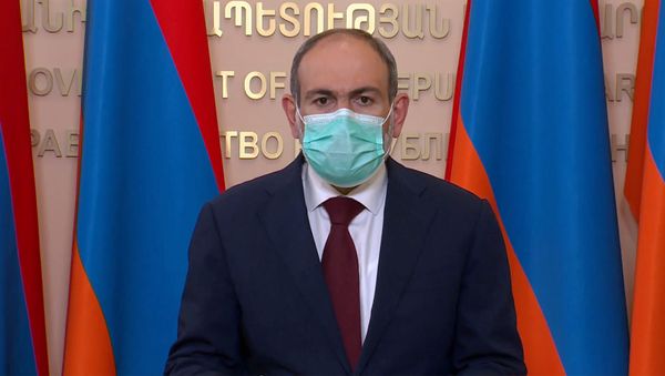 Стоп-кадр прямого эфира брифинга с участием премьер-министра Никола Пашиняна, начальника полиции Армана Саркисяна и министра здравоохранения Арсена Торосяна (28 мая 2020). Еревaн Стоп-кадр прямого эфира брифинга с участием премьер-министра Никола Пашиняна, начальника полиции Армана Саркисяна и министра здравоохранения Арсена Торосяна (28 мая 2020). Еревaн - Sputnik Армения