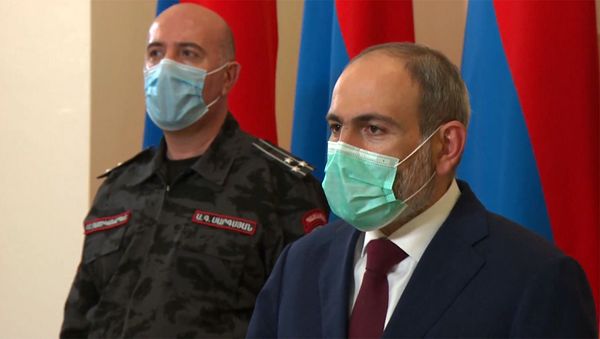 Стоп-кадр прямого эфира брифинга с участием премьер-министра Никола Пашиняна, начальника полиции Армана Саркисяна и министра здравоохранения Арсена Торосяна (28 мая 2020). Еревaн - Sputnik Армения