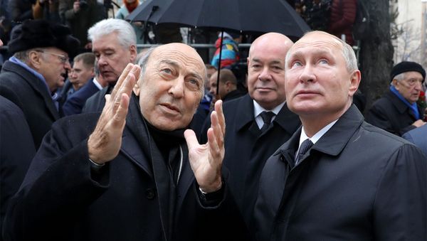 Президент России Владимир Путин и скульптор, народный художник России Георгий Франгулян на церемонии открытия памятника Евгению Примакову (29 октября 2020). Москвa - Sputnik Արմենիա