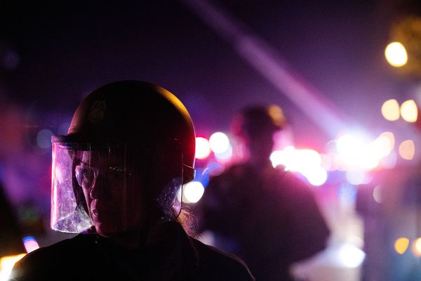 Полицейский во время разгона демонстрации в связи со смертью Джорджа Флойда, убитого полицейским (29 мая 2020). Миннеаполис Полицейский во время разгона демонстрации в связи со смертью Джорджа Флойда, убитого полицейским (29 мая 2020). Миннеаполис - Sputnik Армения