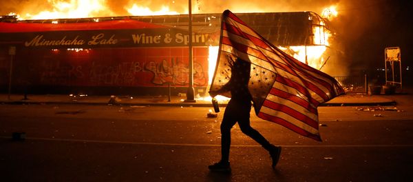 Протестующий с перевернутым флагом США во время демонстрации в связи со смертью Джорджа Флойда, убитого полицейским (28 мая 2020). Миннеаполис Протестующий с перевернутым флагом США во время демонстрации в связи со смертью Джорджа Флойда, убитого полицейским (28 мая 2020). Миннеаполис - Sputnik Армения