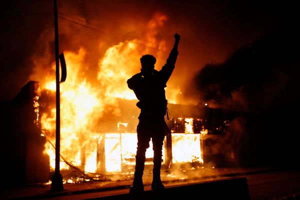 Протестующий у горящего здания во время демонстрации в связи со смертью Джорджа Флойда, убитого полицейским (29 мая 2020). Миннеаполис Протестующий у горящего здания во время демонстрации в связи со смертью Джорджа Флойда, убитого полицейским (29 мая 2020). Миннеаполис - Sputnik Армения