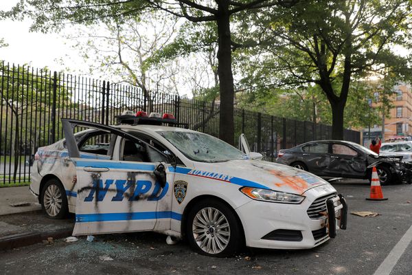 Полицейский автомобиль после акции протеста в связи со смертью Джорджа Флойда, убитого полицейским в Миннеаполисе (30 мая 2020). Нью-Йорк Полицейский автомобиль после акции протеста в связи со смертью Джорджа Флойда, убитого полицейским в Миннеаполисе (30 мая 2020). Нью-Йорк - Sputnik Армения