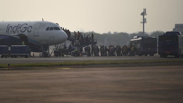Пассажиры на посадке в самолет IndiGo в Международном аэропорту Индиры Ганди (2 марта 2020). Нью-Дели Пассажиры на посадке в самолет IndiGo в Международном аэропорту Индиры Ганди (2 марта 2020). Нью-Дели - Sputnik Армения