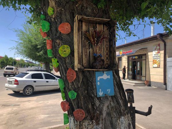 Почему деревянные скульптуры в Гюмри носят маски, или Живые куклы Анны Атоян - Sputnik Армения