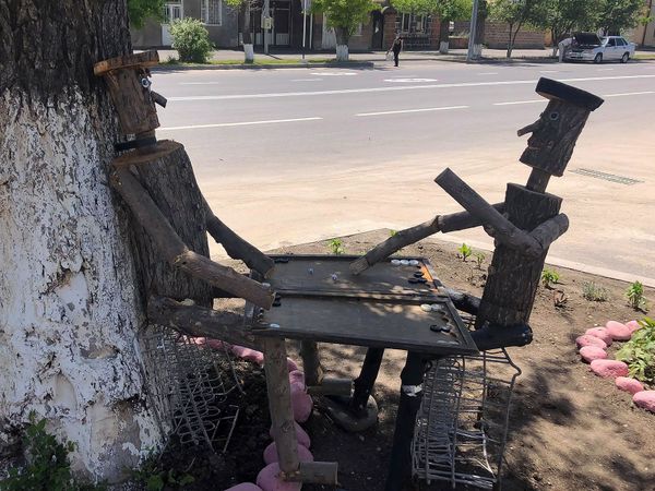 Почему деревянные скульптуры в Гюмри носят маски, или Живые куклы Анны Атоян - Sputnik Армения
