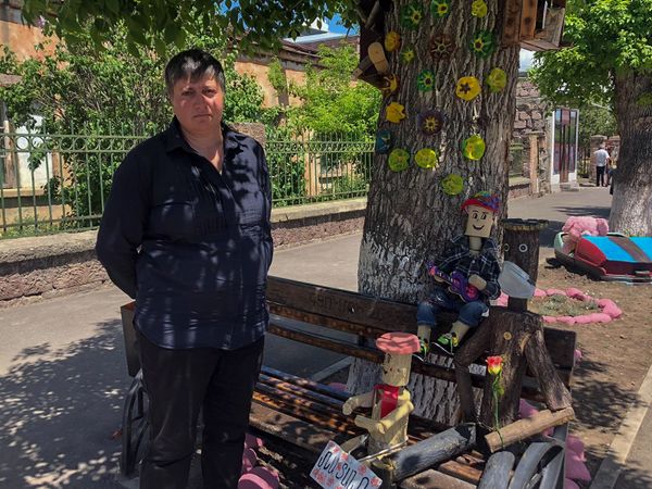Почему деревянные скульптуры в Гюмри носят маски, или Живые куклы Анны Атоян - Sputnik Армения