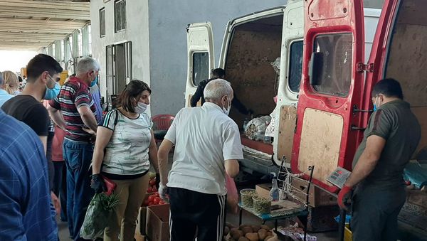 Несоблюдение социальной дистанции на рынке Малатия в юго-западном округе - Sputnik Армения