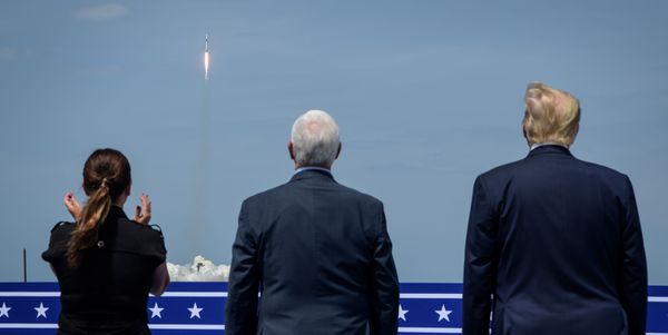 Президент США Дональд Трамп (справа), вице-президент США Майкл Пенс и супруга вице-президента США Карен Пенс следят за первым пилотируемым запуском корабля Crew Dragon, созданного компанией SpaceX Илона Маска Президент США Дональд Трамп (справа), вице-президент США Майкл Пенс и супруга вице-президента США Карен Пенс следят за первым пилотируемым запуском корабля Crew Dragon, созданного компанией SpaceX Илона Маска - Sputnik Армения