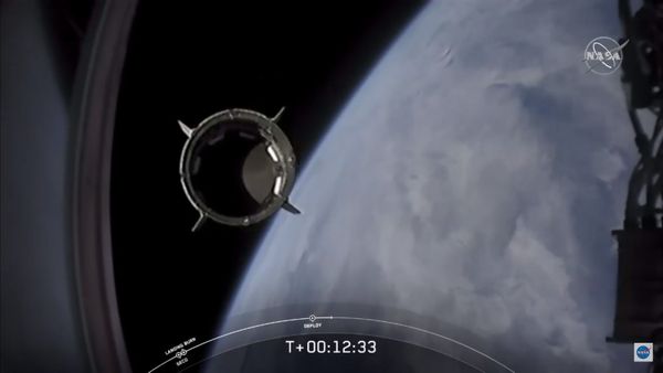Корабль Crew Dragon после отстыковки в космосе Корабль Crew Dragon после отстыковки в космосе - Sputnik Армения