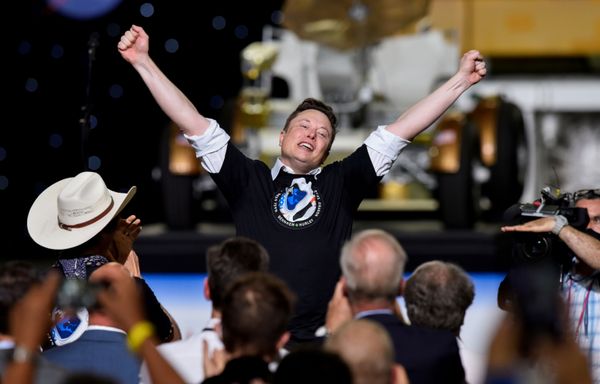 Основатель SpaceX Илон Маск после запуска ракеты Falcon 9 Основатель SpaceX Илон Маск после запуска ракеты Falcon 9 - Sputnik Армения