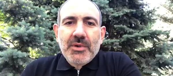 Кадр из прямого эфира премьер-министра Никола Пашиняна в Facebook (1 июня 2020). Еревaн Кадр из прямого эфира премьер-министра Никола Пашиняна в Facebook (1 июня 2020). Еревaн - Sputnik Армения
