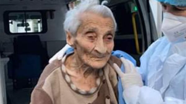 101-летняя бабушка выписалась из больницы Сурб Григор Лусаворич (2 июня 2020). Еревaн 101-летняя бабушка выписалась из больницы Сурб Григор Лусаворич (2 июня 2020). Еревaн - Sputnik Արմենիա