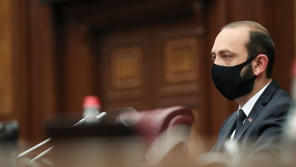 Спикер Национального Собрания Арарат Мирзоян в маске Спикер Национального Собрания Арарат Мирзоян в маске - Sputnik Армения