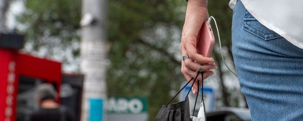 Девушка с маской и смартфоном Девушка с маской и смартфоном - Sputnik Армения