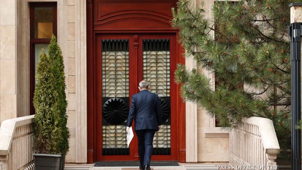 Премьер-министр Никол Пашинян покидает на онлайн брифинг по коронавирусу (2 июня 2020). Еревaн - Sputnik Արմենիա