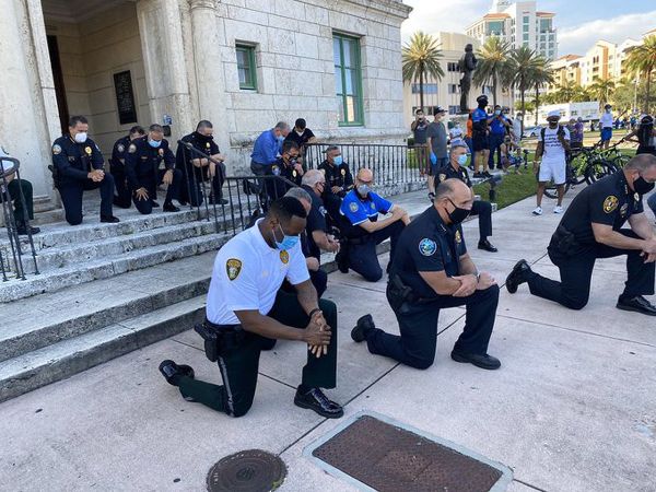 Полиция Майами стоит на коленях перед протестующими Полиция Майами стоит на коленях перед протестующими - Sputnik Армения