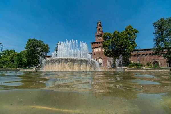Фонтан около замка Сфорца (Castello Sforzezzo) в Милане - Sputnik Армения