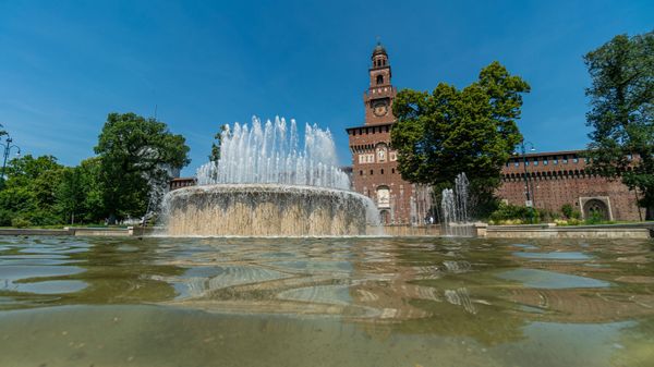 Фонтан около замка Сфорца (Castello Sforzezzo) в Милане - Sputnik Армения