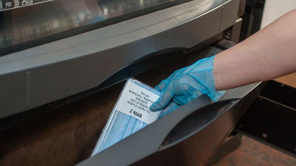 Маски в торговом аппарате - Sputnik Армения