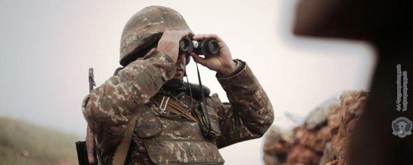Армянский военнослужащий на боевой позиции Армянский военнослужащий на боевой позиции - Sputnik Армения