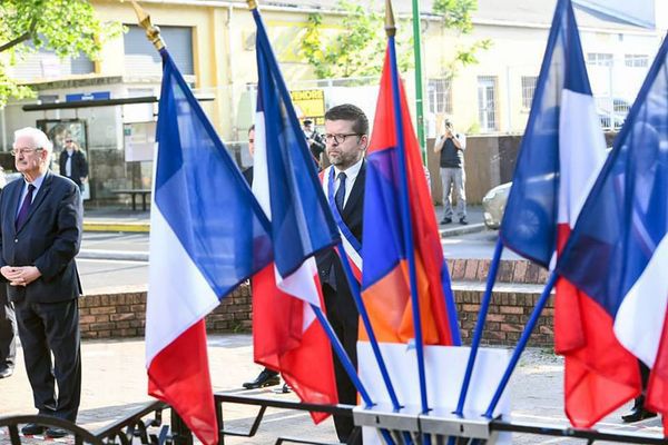 Франция без Азнавура: вице-мэр Альфорвиля рассказал об активности турок и азербайджанцев - Sputnik Армения