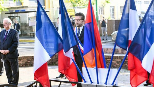 Мэр Алфорвиля Люк Карвунас на площади в Аштараке 24 апреля - Sputnik Արմենիա