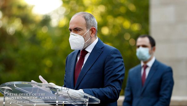 Кадр из онлайн брифинга с участием Никола Пашиняна, Артура Асояна и Давида Патрикяна (5 июня 2020). Еревaн - Sputnik Армения