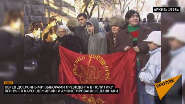 Сторонники АРФД встречают Вагана Ованнисяна, освобожденного из заключения (1998 год). Кадр из видеорепортажа Дмитрия Писаренко - Sputnik Արմենիա