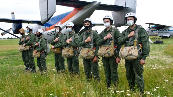 Призывники в ВДВ совершили первый прыжок с парашютом в Краснодарском крае - Sputnik Армения