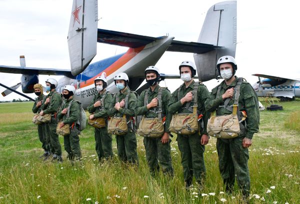 Призывники в ВДВ совершили первый прыжок с парашютом в Краснодарском крае - Sputnik Армения