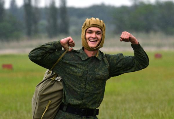 Призывники в ВДВ совершили первый прыжок с парашютом в Краснодарском крае - Sputnik Армения