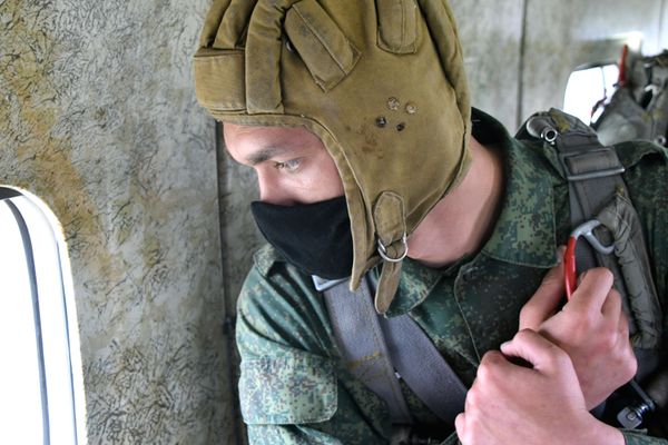 Призывники в ВДВ совершили первый прыжок с парашютом в Краснодарском крае - Sputnik Армения