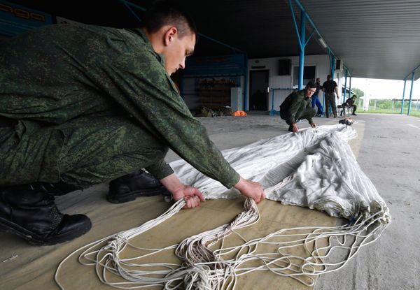 Призывники в ВДВ совершили первый прыжок с парашютом в Краснодарском крае - Sputnik Армения