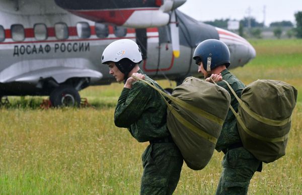 Призывники в ВДВ совершили первый прыжок с парашютом в Краснодарском крае - Sputnik Армения
